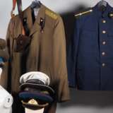 Konvolut UdSSR Uniformen mit Kopfbedeckung, u.a. Marine - photo 1