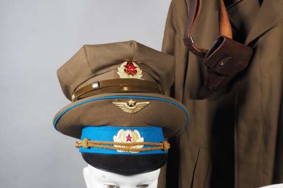 Konvolut UdSSR Uniformen mit Kopfbedeckung, u.a. Marine - photo 2