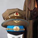 Konvolut UdSSR Uniformen mit Kopfbedeckung, u.a. Marine - photo 2