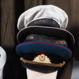 Konvolut UdSSR Uniformen mit Kopfbedeckung, u.a. Marine - photo 3