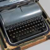 Waffen-SS Schreibmaschine im orig. Holzkasten, Olympia Robust - фото 2