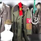 Konvolut NVA / DDR Uniformen, Armbinden, Kopfbedeckungen - Foto 1