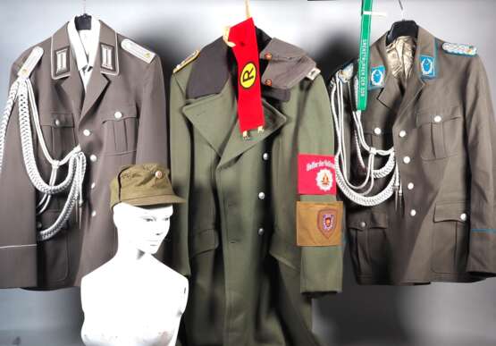 Konvolut NVA / DDR Uniformen, Armbinden, Kopfbedeckungen - фото 1