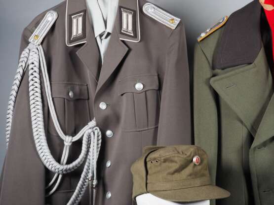 Konvolut NVA / DDR Uniformen, Armbinden, Kopfbedeckungen - Foto 2