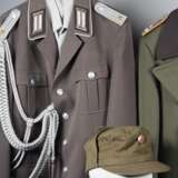 Konvolut NVA / DDR Uniformen, Armbinden, Kopfbedeckungen - photo 2