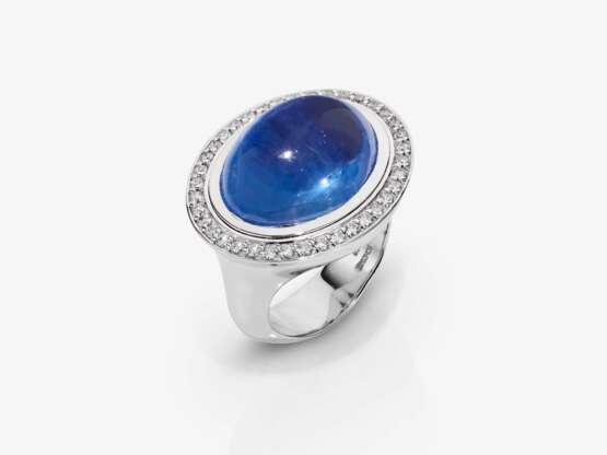 A ring with a sapphire and brilliant-cut diamonds - фото 2