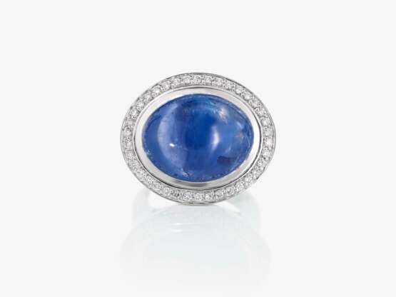 A ring with a sapphire and brilliant-cut diamonds - фото 1