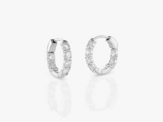 A pair of classic hoop earrings decorated with fine brilliant-cut diamonds