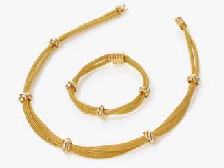 A set consisting of a necklace and bracelet