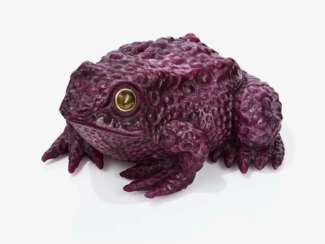 A naturalistically designed toad made of ruby