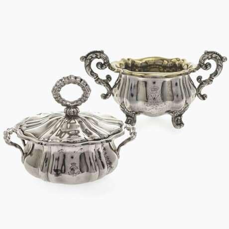 Two étagères, a tureen with base, tray and sugar bowl - photo 3