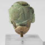 Fragmentarisches Köpfchen eines Patäke-Amuletts mit Skarabäus und Maat-Feder - photo 2