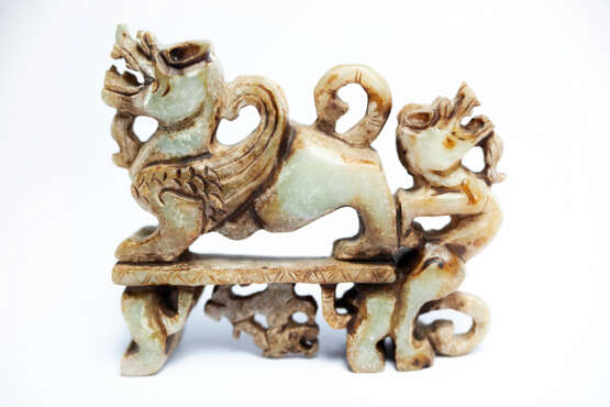Chinesische Jade-Figur eines Doppel-Drachens - фото 1