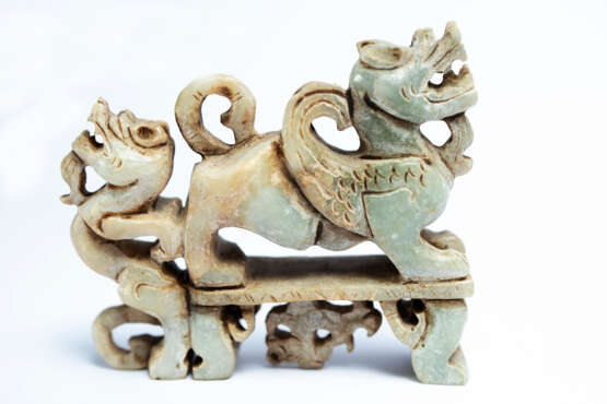 Chinesische Jade-Figur eines Doppel-Drachens - фото 2