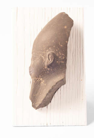 Linke Hälfte des Kopfes einer Osiris-Figur - photo 1
