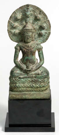 i>Sitzende Naga-Bronzefigur - фото 1