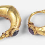Ein Paar kahnförmige goldene Ohrringe mit Granatperle - photo 1