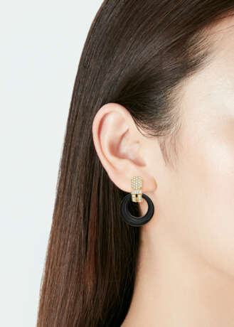 NO RESERVE | BOUCHERON ONYX AND DIAMOND PENDANT EARRINGS - Foto 2