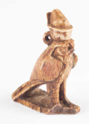 Amulett eines stehenden Falken den Gott Horus darstellend