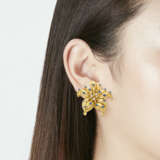 NO RESERVE | TIFFANY & CO. DIAMOND, SAPPHIRE AND GOLD FLOWER EARRINGS - Foto 2