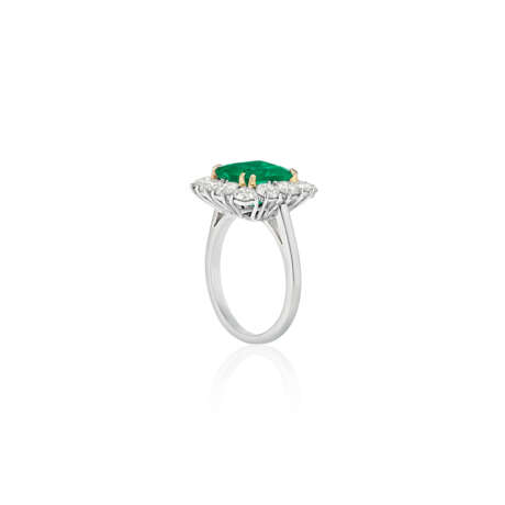 EMERALD AND DIAMOND RING - photo 5