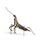 A BRONZE ARTICULATED MODEL OF A PRAYING MANTIS, JIZAI OKIMONO - photo 2