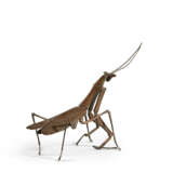 A BRONZE ARTICULATED MODEL OF A PRAYING MANTIS, JIZAI OKIMONO - Foto 3