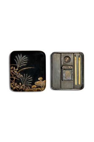 A LACQUER INRO AND A LACQUER ‘MINIATURE SUZURIBAKO’ NETSUKE - Foto 3