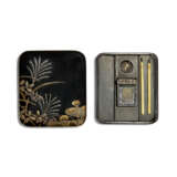 A LACQUER INRO AND A LACQUER ‘MINIATURE SUZURIBAKO’ NETSUKE - Foto 3