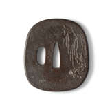 A RARE LACQUERED WOOD TSUBA - Foto 1