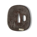 A RARE LACQUERED WOOD TSUBA - Foto 2