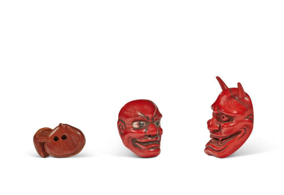 A GROUP OF TWO RED-LACQUER NETSUKE AND A BOXWOOD NETSUKE - фото 2