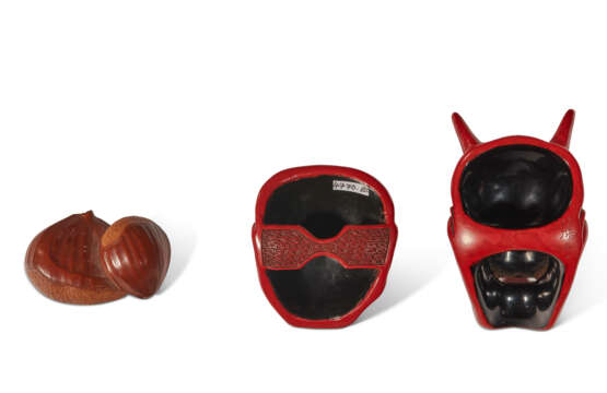 A GROUP OF TWO RED-LACQUER NETSUKE AND A BOXWOOD NETSUKE - Foto 3