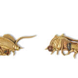 A PAIR OF GILT-METAL 'CRICKETS' MENUKI - Foto 1