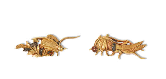 A PAIR OF GILT-METAL 'CRICKETS' MENUKI - photo 1