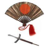 A GOLD-AND-SILVER-INLAID IRON COMMAND FAN AND AN IRON JUMONJI YARI - Foto 1