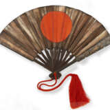 A GOLD-AND-SILVER-INLAID IRON COMMAND FAN AND AN IRON JUMONJI YARI - Foto 2