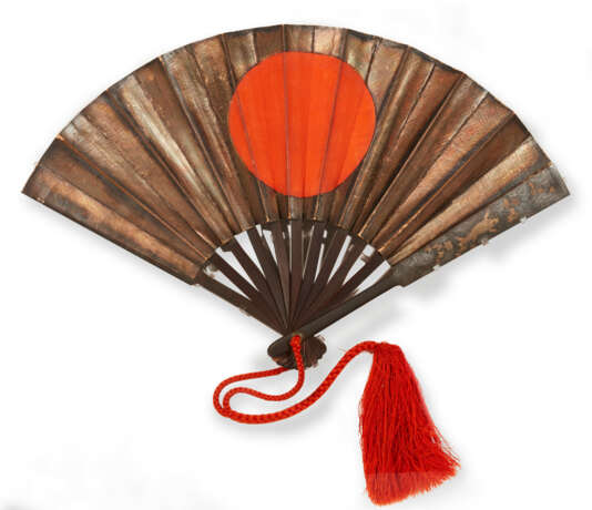 A GOLD-AND-SILVER-INLAID IRON COMMAND FAN AND AN IRON JUMONJI YARI - Foto 2