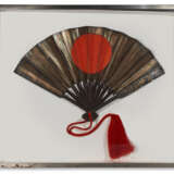 A GOLD-AND-SILVER-INLAID IRON COMMAND FAN AND AN IRON JUMONJI YARI - Foto 4