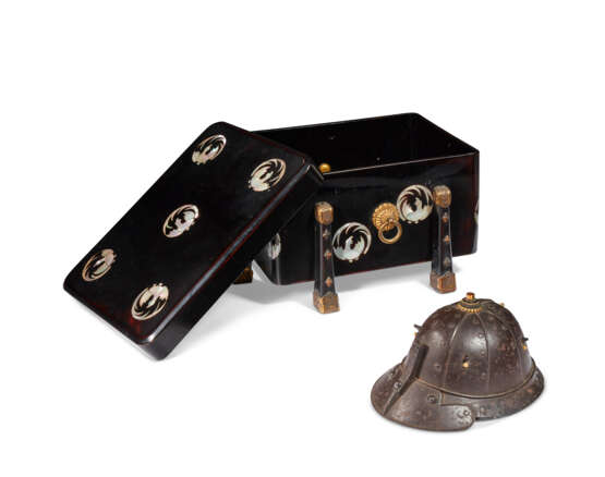 A PARCEL RED-AND-GILT-LACQUERED IRON MINIATURE HELMET AND A MOTHER-OF-PEARL-INLAID BLACK LACQUER BOX AND COVER - Foto 2