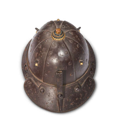 A PARCEL RED-AND-GILT-LACQUERED IRON MINIATURE HELMET AND A MOTHER-OF-PEARL-INLAID BLACK LACQUER BOX AND COVER - photo 4