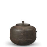 AN IRON TEA-KETTLE OF 'AMIDADO' STYLE - photo 2