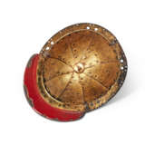 A PARCEL RED-AND-GILT-LACQUERED IRON MINIATURE HELMET AND A MOTHER-OF-PEARL-INLAID BLACK LACQUER BOX AND COVER - photo 5