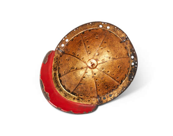 A PARCEL RED-AND-GILT-LACQUERED IRON MINIATURE HELMET AND A MOTHER-OF-PEARL-INLAID BLACK LACQUER BOX AND COVER - Foto 5