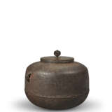 AN IRON TEA-KETTLE OF 'AMIDADO' STYLE - фото 3