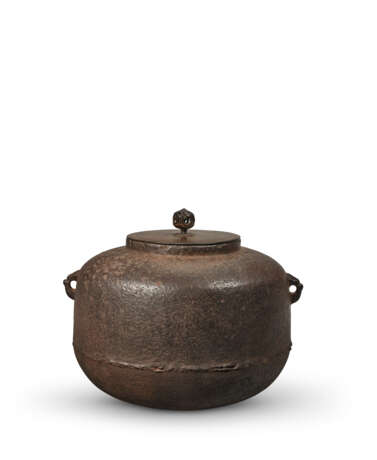 AN IRON TEA-KETTLE OF 'AMIDADO' STYLE - фото 4