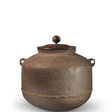 AN IRON TEA-KETTLE OF 'AMIDADO' TYPE - photo 1