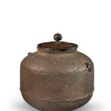 AN IRON TEA-KETTLE OF 'AMIDADO' TYPE - photo 3