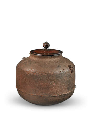 AN IRON TEA-KETTLE OF 'AMIDADO' TYPE - фото 3