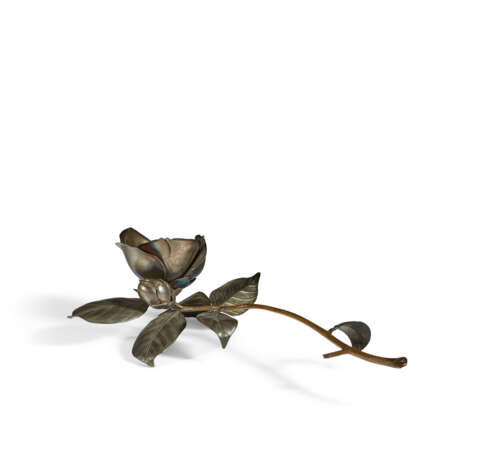 A PARCEL-GILT SILVER, COPPER AND SHIBUICHI OKIMONO OF A CAMELLIA SPRAY - Foto 3